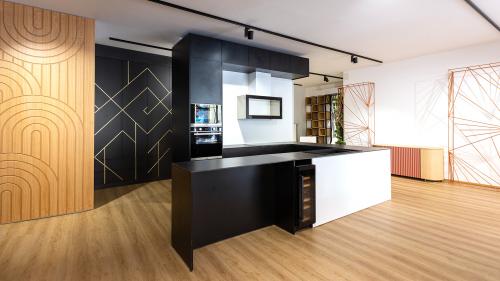 Maßgefertigte Küche und Einbauschrank mit goldenen Dekorelementen – Modernes Innenarchitekturkonzept Diese individuell gefertigte Küche verbindet minimalistisches Design mit hoher Funktionalität. Der maßgefertigte Einbauschrank mit goldenen Dekoreinsätzen setzt elegante Akzente und verleiht dem Raum eine exklusive Ausstrahlung.