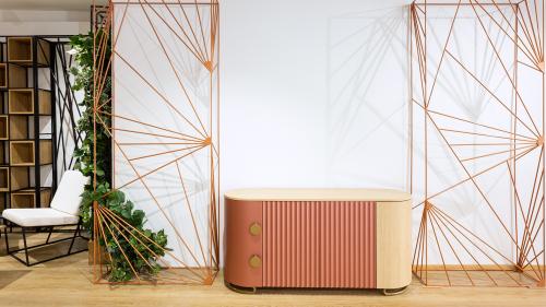 T-DESIGN Kommode in Kupfertönen – Harmonisches Interior mit REZES BANDA Raumteilern Die kompakte T-DESIGN Kommode kombiniert eine kupfer-roséfarbene Front mit natürlicher Eiche und Messingdetails. Die dekorativen REZES BANDA Raumteiler ergänzen das Möbelstück und schaffen ein modernes, harmonisches Interior.