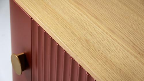 Harmony of Materials – Natural Wood and Finely Milled Surfaces This detail shot highlights one of the defining characteristics of the T-DESIGN collection: the harmonious combination of materials and textures. The warm grain of the natural oak top beautifully complements the copper-blush, finely milled front, giving the piece a distinctive yet understated appearance. The precisely crafted fluted pattern, custom metal handle, and carefully selected color palette demonstrate that every detail is just as important as the overall design.